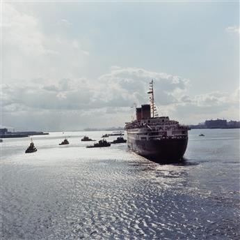 O. WINSTON LINK (1914-2001) A suite of 4 photographs showing the Queen Elizabeth departing New York Harbor on her last eastbound journe